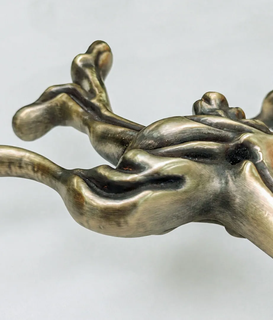 Primo piano della maniglia scultorea a forma di ramo brunita di una porta d'ingresso su misura, Metalbril